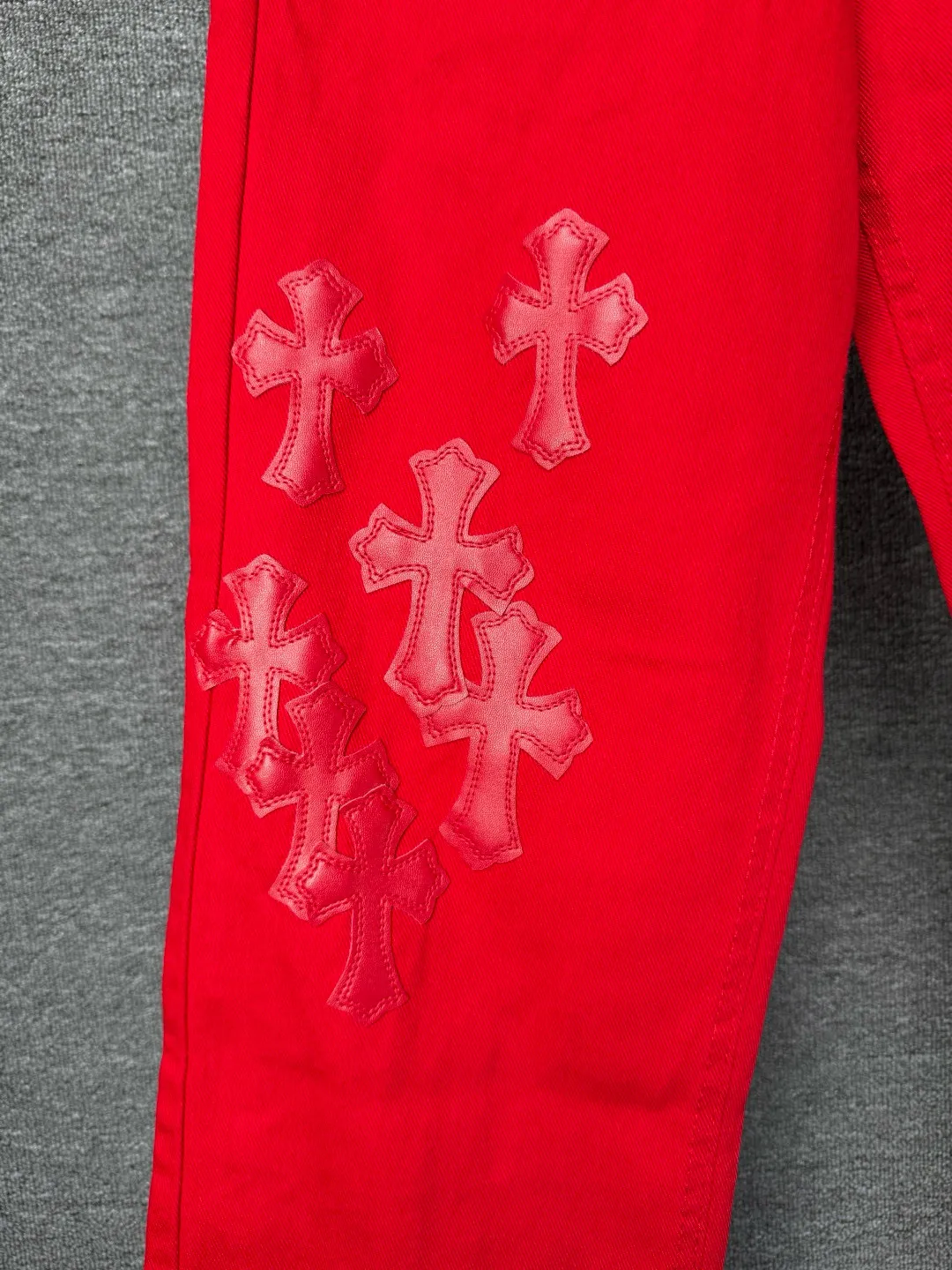 P270 💰 (Top version) CHROME HEARTS 25ss dopamine Chinese red cross leather washed jeans - Full of exploring the ultimate in fashion, Chrome Hearts' new Chrome Hearts pants not only present a unique style, the fresh ice blue color looks particularly youthful and energetic. The mid-high waist design is paired with a lazy and casual style, which not only shows long legs but also maintains a casual feel. It is a must-have fashion choice for trendy men and trendy women. Color: Dopamine Red Size: 28-30-32-34 (corresponds to S-M-L-XL)